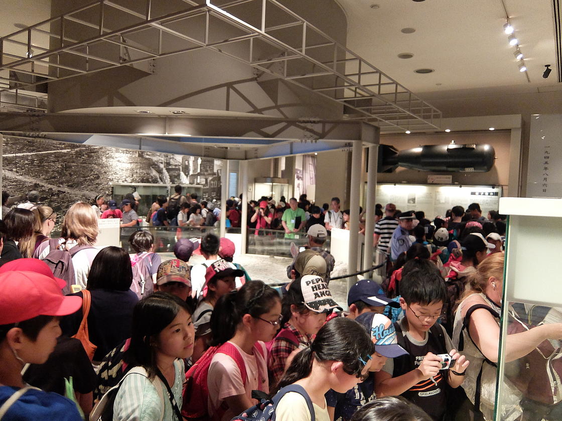 修学旅行生で混雑する広島平和記念資料館内