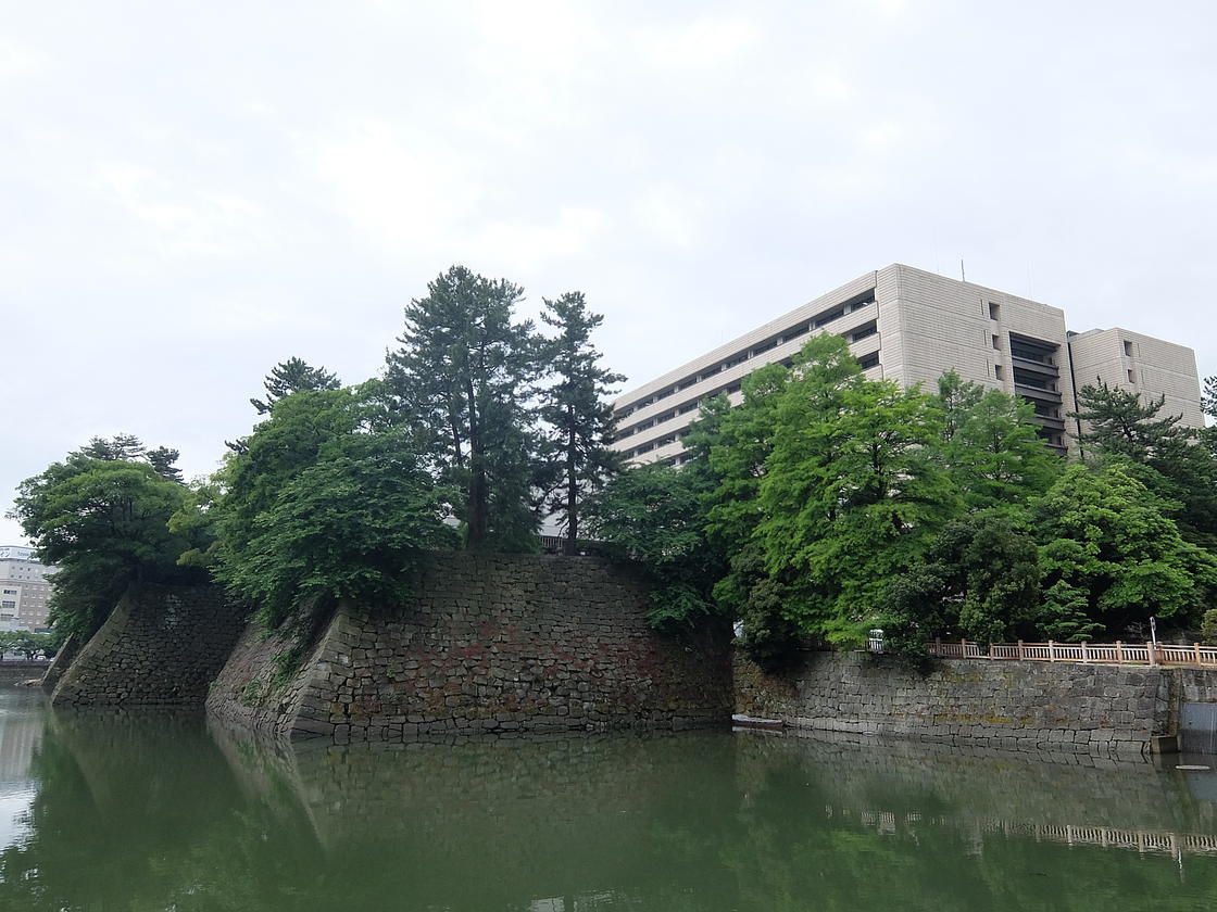 石垣と福井県庁