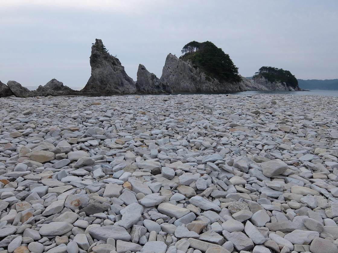 浄土ヶ浜の白い石