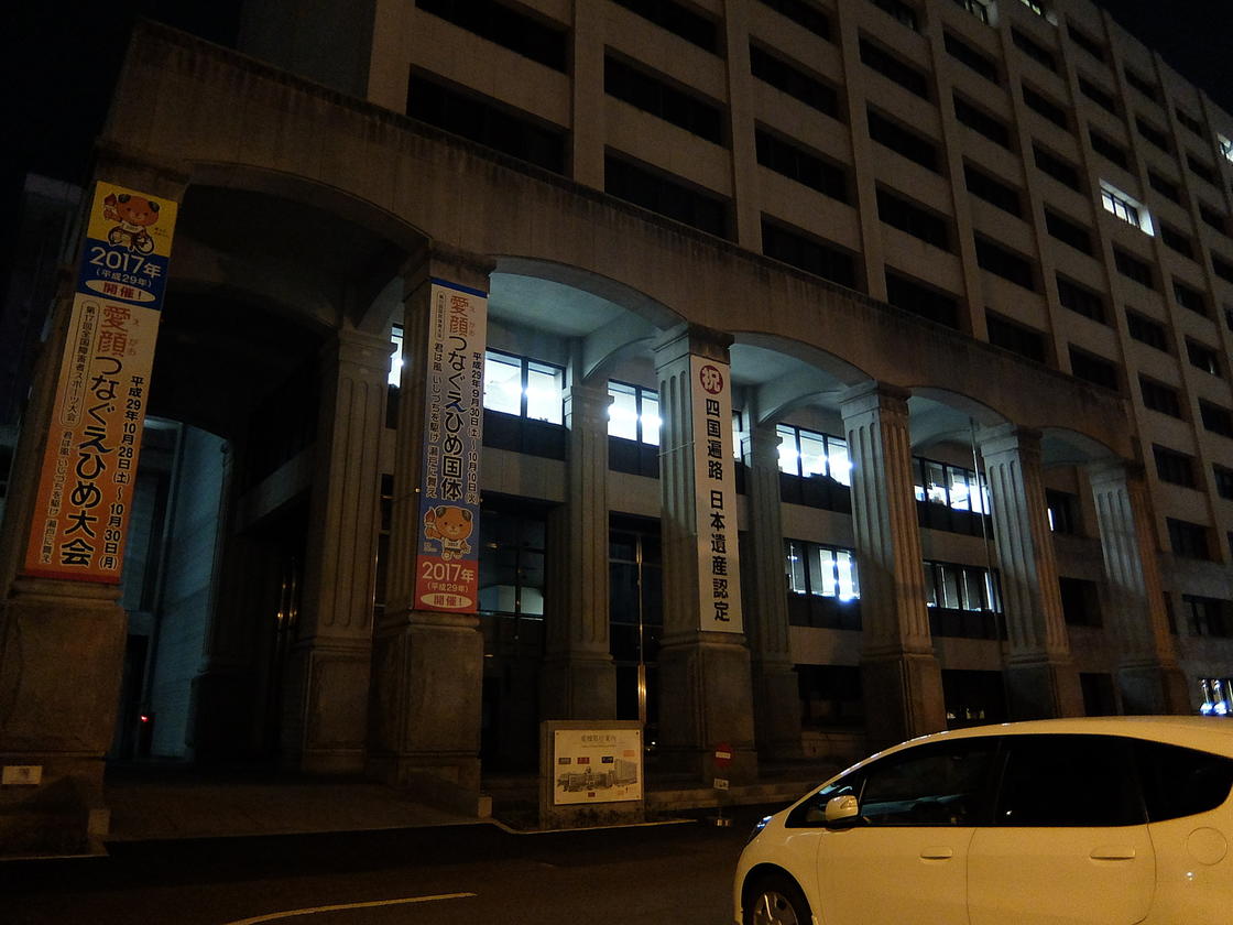 愛媛県庁の柱