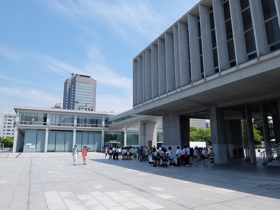 広島平和記念資料館の入り口で待機する修学旅行生