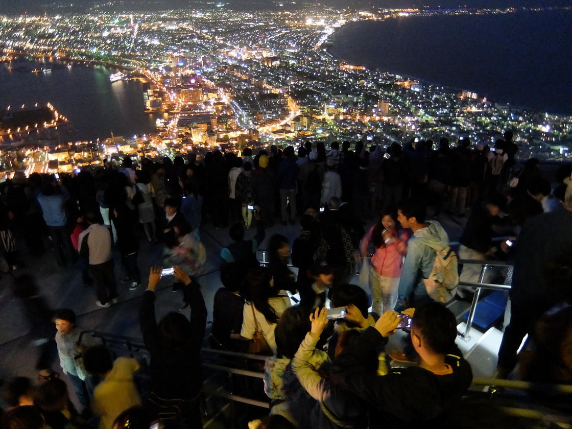 函館の夜景を見る人々